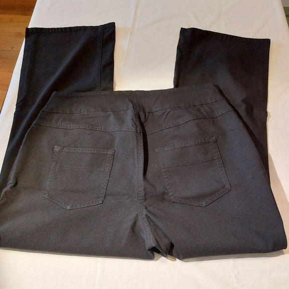 Westbound Woman Pull-On Distressed Black Pants 16W Short EUC - Picture 11 of 14